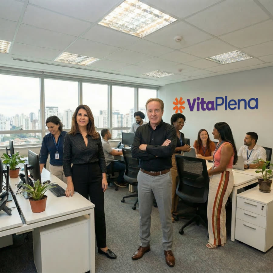 Equipe da VitaPlena Saúde no escritório, com Claudia e Ricardo à frente